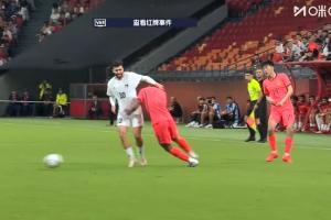 报复动作！巴勒斯坦球员转身挥肘，打翻黄晟豪吃到黄牌