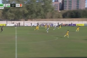 墨西哥球员半场奔袭一条龙，U17国足补时丢球