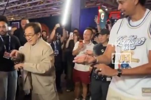 成龙现身NBA中国赛，现场教学中国