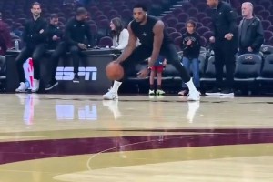 nba季前赛 米切尔赛前热身时磨练他的运球技巧！！！
