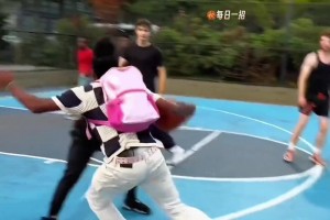 理性讨论一下：这是好球还是走步？